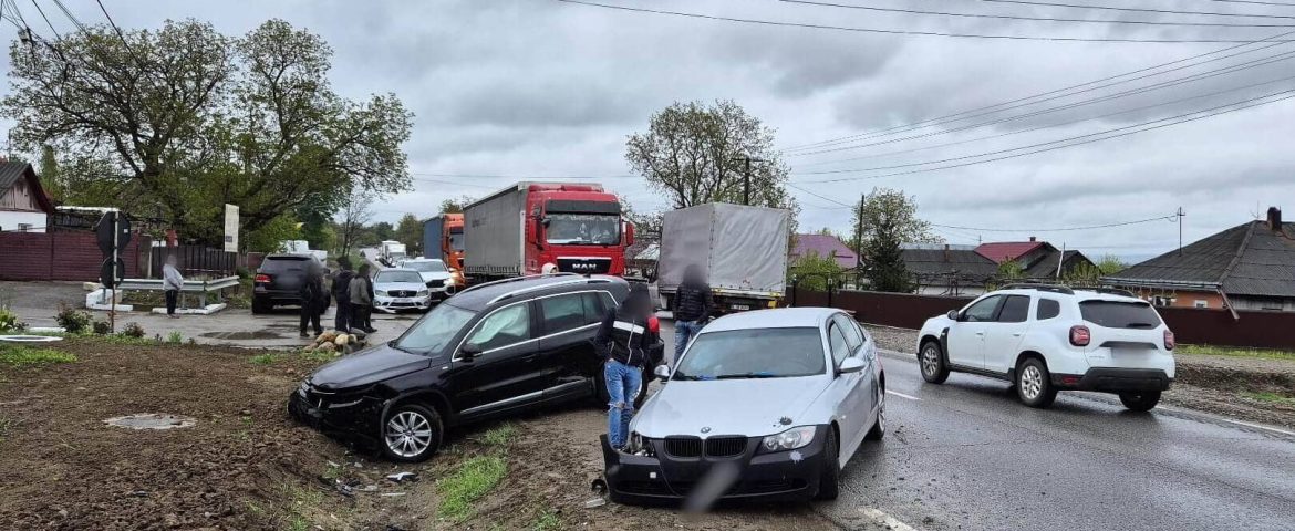 Evenimente rutiere pe raza satelor Oniceni și Drăgușeni. Două mașini s-au ciocnit. Autoutilitară ajunsă în șanț