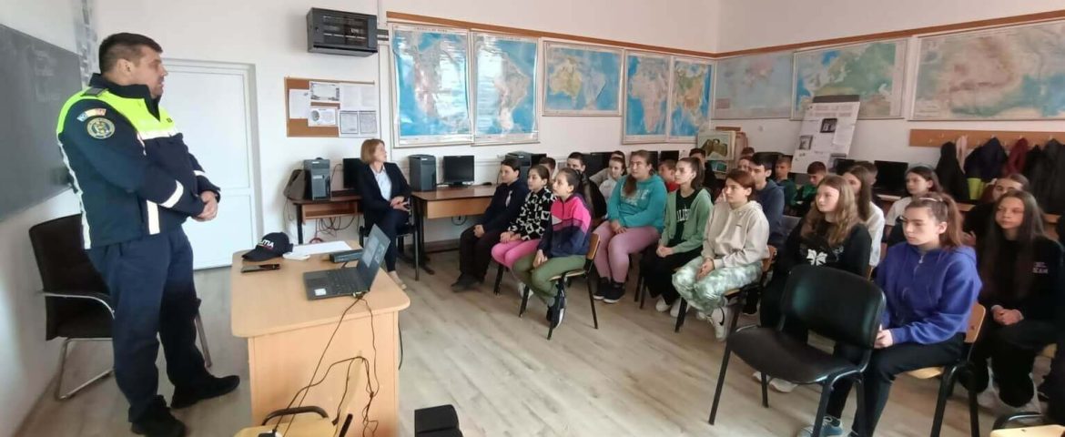 Activități de prevenire organizate de SPR Vadu Moldovei. Elevii din comuna Boroaia au primit sfaturi prețioase