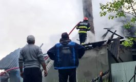 Incendiu într-o gospodărie din Rădășeni. Flăcările au distrus acoperișul casei, mobilier și aparatură electronică