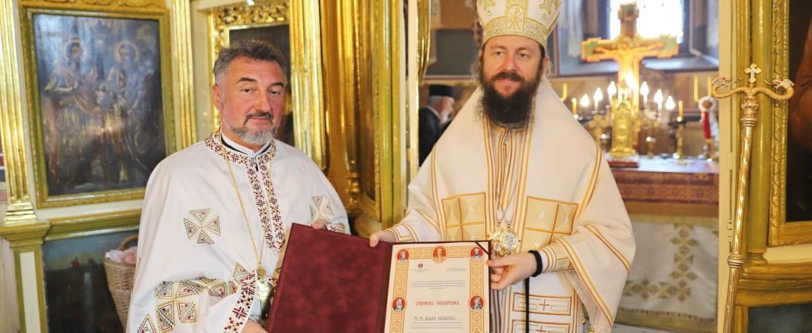 Distincție de vrednicie pentru preotul paroh Adrian Brădățanu. Î.P.S. Calinic i-a acordat Ordinul „Mușatinii”