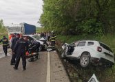 Accident rutier la ieșirea din municipiul Fălticeni. Două autoturisme s-au ciocnit. Trei persoane au ajuns la spital