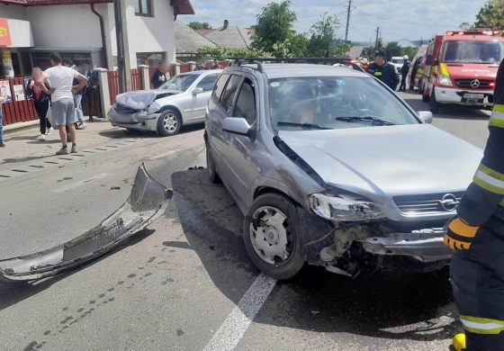 Eveniment rutier în comuna Hârtop. Două mașini s-au ciocnit. Au intervenit echipaje de la SMURD și Ambulanță