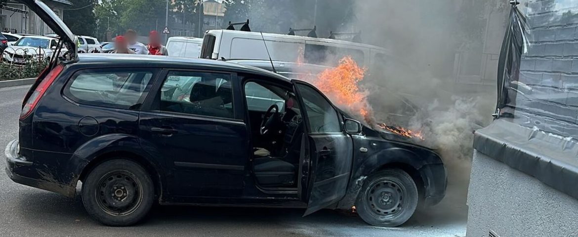 Incendiu pe raza municipiului Fălticeni. Autoturism cuprins de flăcări în parcarea restaurantului Imperial