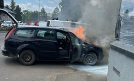 Incendiu pe raza municipiului Fălticeni. Autoturism cuprins de flăcări în parcarea restaurantului Imperial