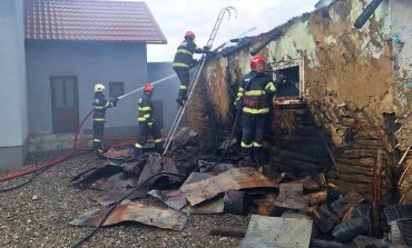 Incendiu izbucnit într-o gospodărie din comuna Baia. Casă cuprinsă de flăcări. Intervenție cu patru autospeciale