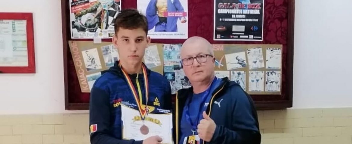 Fălticeneanul Sebastian Boambă bifează un nou succes în boxul juvenil. Medalie de bronz la Cupa României