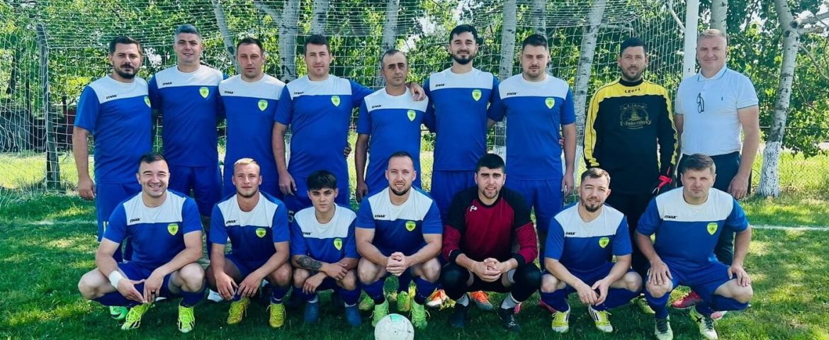 Primar, antrenor și jucător. Iulian Amariei le insuflă tinerilor din comuna Vadu Moldovei pasiunea pentru sport