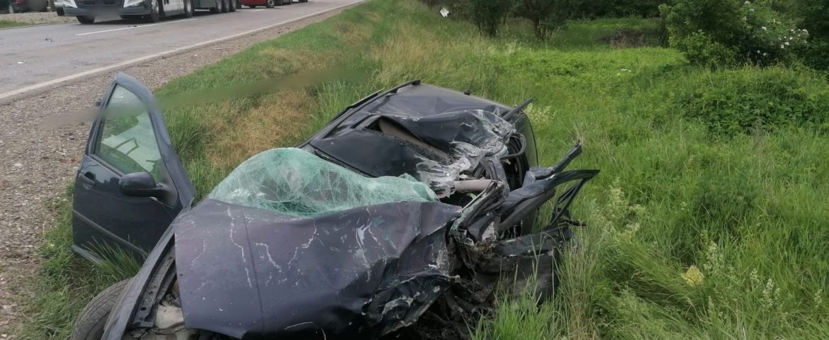 Detaliile accidentului mortal de pe raza comunei Rădășeni. Șoferul mașinii intrase pe contrasens și s-a izbit în plin