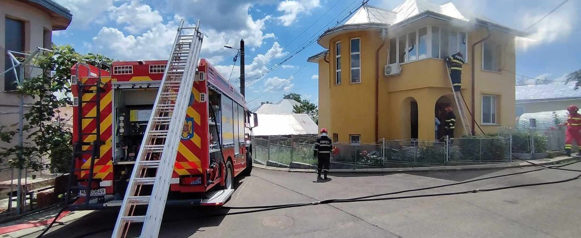 Incendiu izbucnit într-o casă din Fălticeni. Acesta ar fi pornit de la candela aflată în bucătărie. Șase pisici au pierit