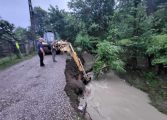 Ploile torențiale și viiturile au rupt un drum din satul Slătioara. Gospodăriile au fost la un pas de inundații