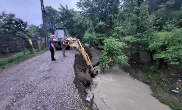 Ploile torențiale și viiturile au rupt un drum din satul Slătioara. Gospodăriile au fost la un pas de inundații