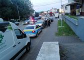 Autoturism urmărit și percheziționat de polițiști. Două persoane au fost încătușate în centrul municipiului Fălticeni