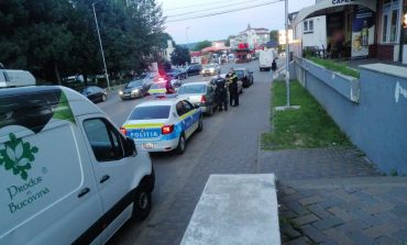 Autoturism urmărit și percheziționat de polițiști. Două persoane au fost încătușate în centrul municipiului Fălticeni