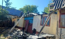 Incendiu în satul Arghira. Flăcările au distrus acoperișul unei case. Pompierii au intervenit cu trei autospeciale