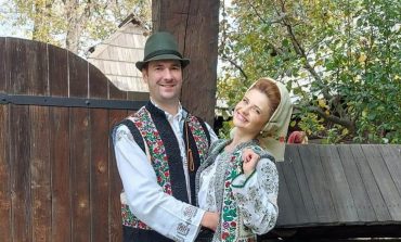 Profesioniștii Răzvan şi Iustina Zaharia reîncep cursurile de dans popular în Fălticeni. Ei au dat startul înscrierilor