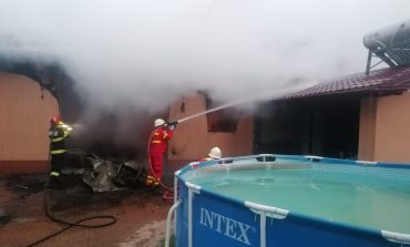 Incendiu puternic izbucnit într-o locuință din comuna Bogdănești. Pompierii acționează cu șase autospeciale