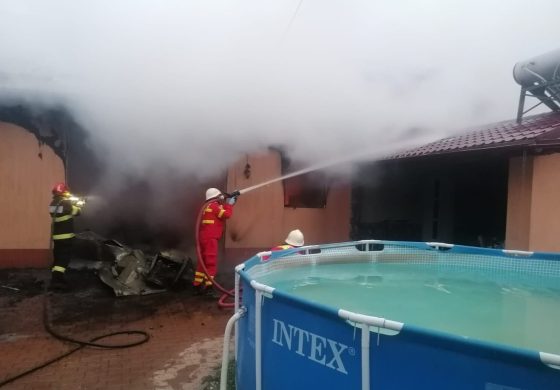 Incendiu puternic izbucnit într-o locuință din comuna Bogdănești. Pompierii acționează cu șase autospeciale