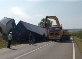 Eveniment rutier produs pe raza comunei Bunești. Un autotren s-a răsturnat lângă șosea. Traficul auto este blocat