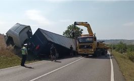 Eveniment rutier produs pe raza comunei Bunești. Un autotren s-a răsturnat lângă șosea. Traficul auto este blocat