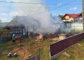 Incendiu în localitatea Leucușești. Flăcările au distrus bucătăria de vară, acoperișul și bunurile dintr-o gospodărie