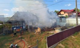 Incendiu în localitatea Leucușești. Flăcările au distrus bucătăria de vară, acoperișul și bunurile dintr-o gospodărie