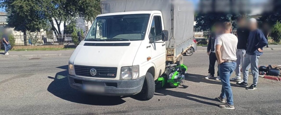 Accident rutier în Fălticeni. Motociclist transportat la spital. Coliziune produsă în zona fostei Maternități