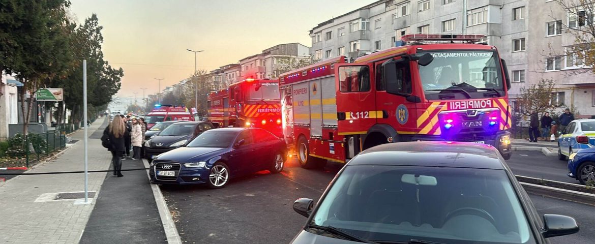 Incendiu în Fălticeni. Pompierii intervin la un bloc de pe strada Republicii. Un bărbat este transportat la spital