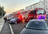 Incendiu în Fălticeni. Pompierii intervin la un bloc de pe strada Republicii. Un bărbat este transportat la spital