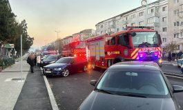 Incendiu în Fălticeni. Pompierii intervin la un bloc de pe strada Republicii. Un bărbat este transportat la spital