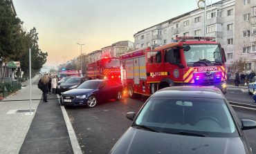 Incendiu în Fălticeni. Pompierii intervin la un bloc de pe strada Republicii. Un bărbat este transportat la spital