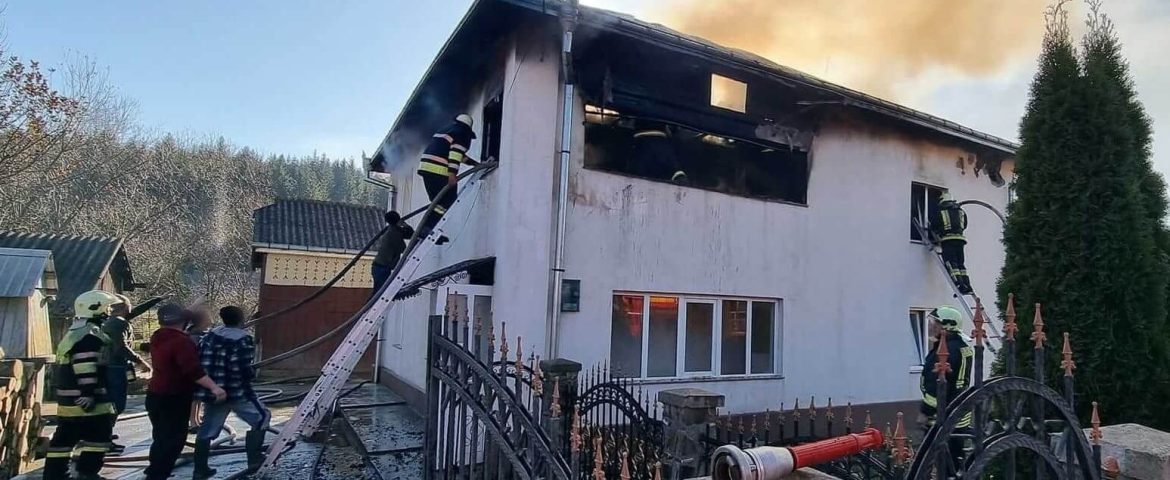 Incendiu puternic într-o locuință din comuna Slatina. Pompierii militari și civili au acționat cu șase autospeciale