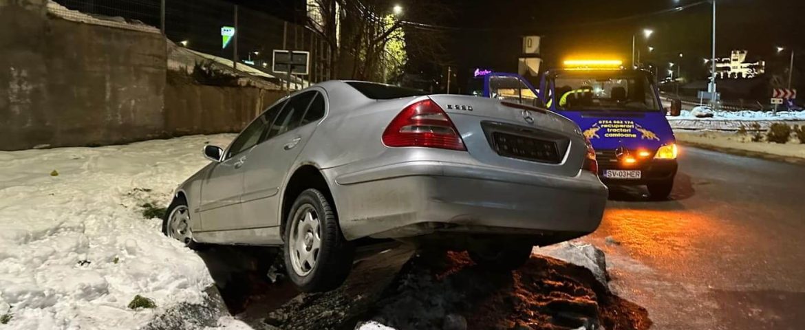 Eveniment rutier în Fălticeni. Un șofer începător s-a oprit cu limuzina Mercedes în șanț. Polițiștii l-au amendat