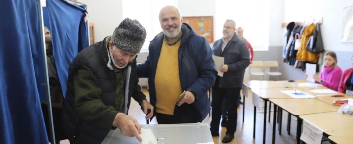 Un bunic în vârstă de 90 de ani s-a prezentat la urne. Fălticeneanul Ion Mihai și-a exercitat dreptul la vot