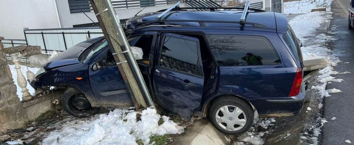 Incident în comuna Vulturești. Un autoturism scăpat de sub control s-a izbit într-un stâlp de electricitate