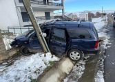 Incident în comuna Vulturești. Un autoturism scăpat de sub control s-a izbit într-un stâlp de electricitate