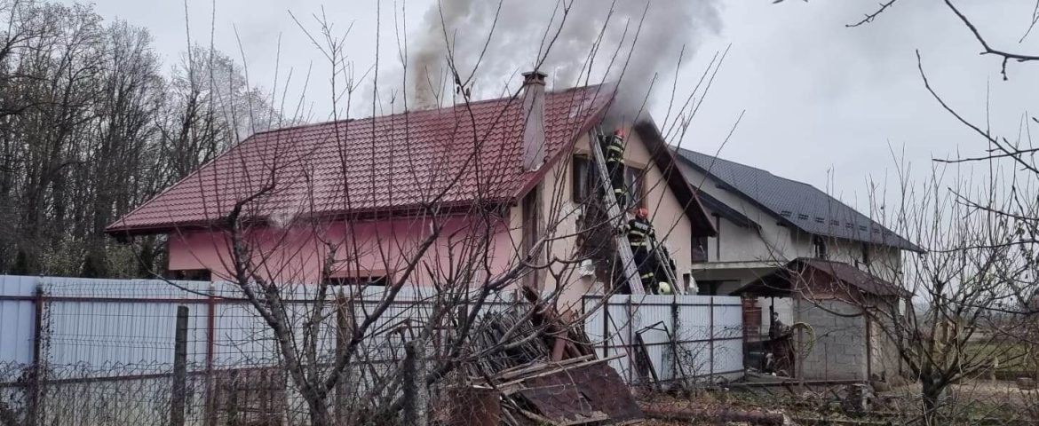 Incendiu în comuna Cornu Luncii. Flăcările au  afectat mansarda și acoperișul unei locuințe din satul Dumbrava