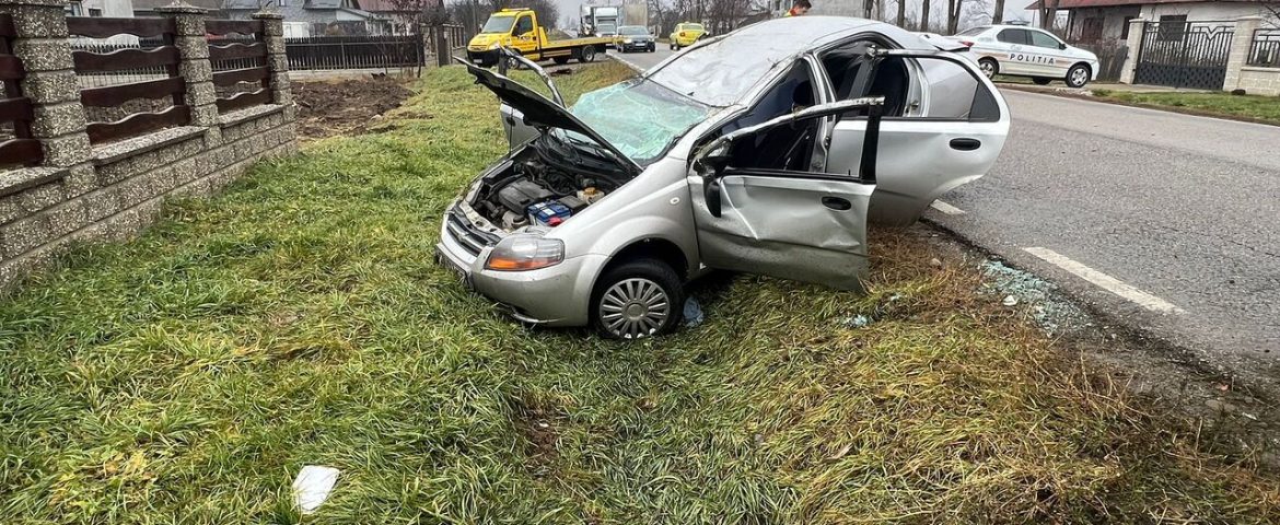 Accident rutier în comuna Boroaia. Un autoturism s-a răsturnat în șanț. Două persoane au fost rănite