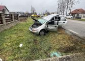 Accident rutier în comuna Boroaia. Un autoturism s-a răsturnat în șanț. Două persoane au fost rănite