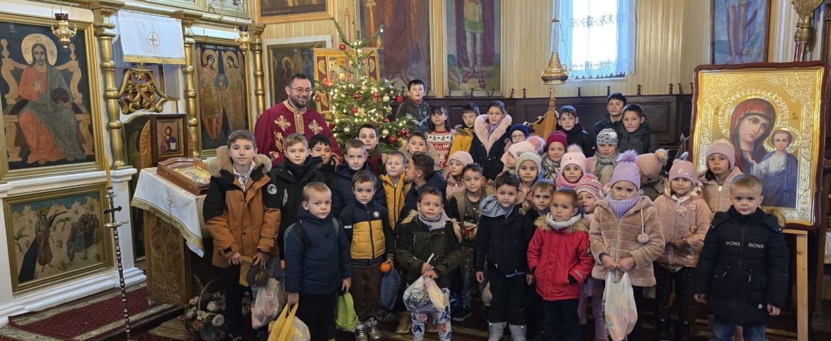 Sărbătoare încărcată cu multă bucurie. 50 de copii din orașul Dolhasca au primit daruri de la Moș Nicolae