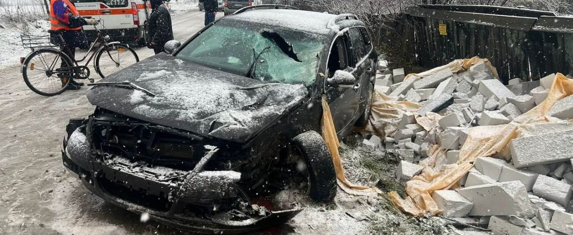 Accident rutier produs pe raza comunei Cornu Luncii. Un șofer s-a izbit cu mașina într-un palet cu BCA