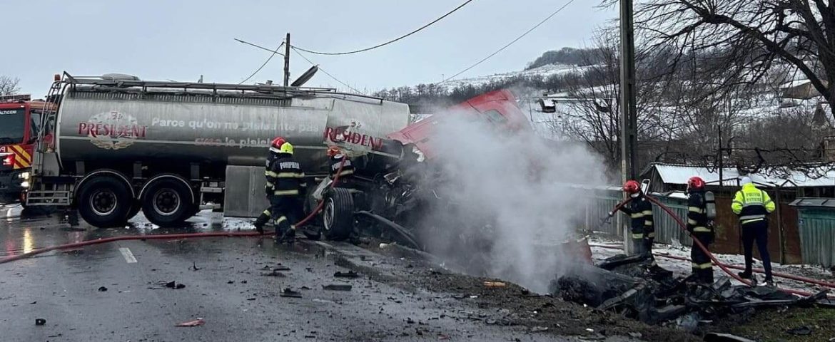 Accident rutier grav în satul Roșiori. Trei persoane au murit. Un autoturism BMW s-a izbit violent într-o autocisternă