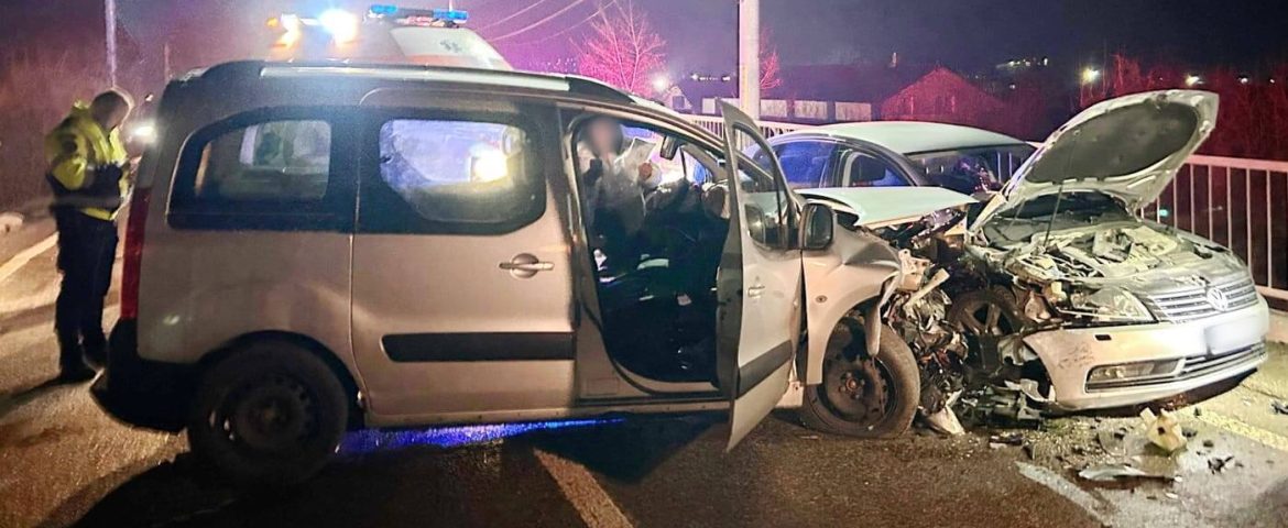 Accident rutier produs pe raza comunei Boroaia. Un șofer s-a rănit. Două autoturisme s-au ciocnit pe un pod