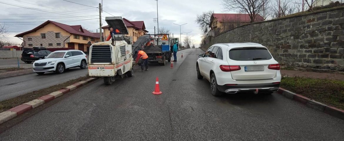 Vești bune pentru șoferi. Dispar denivelările de pe strada Sucevei. Muncitorii ELBI au frezat primul tronson