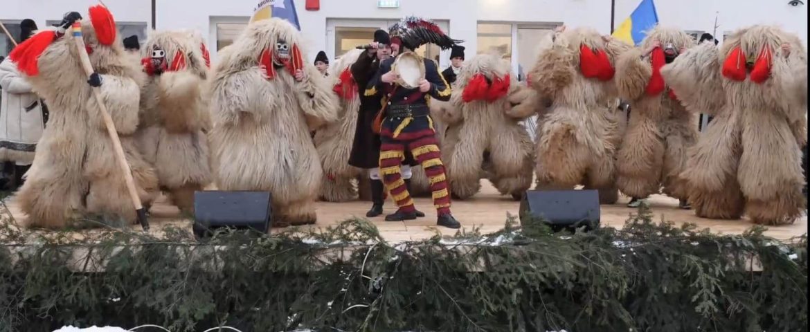 Festivalul datinilor de Anul Nou pe stil vechi. Păstrătorii tradițiilor au încântat publicul din comuna Râșca