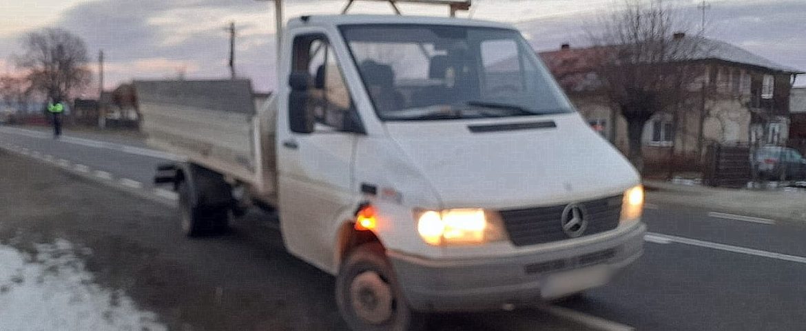 Accident rutier în comuna Cornu Luncii. Elevă acroșată de un autovehicul. Minora traversase prin loc nepermis