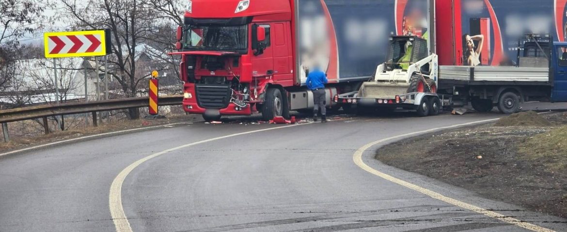 Accident rutier pe raza comunei Boroaia. Coliziune produsă într-o curbă foarte periculoasă. Un autotren este avariat