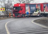 Accident rutier pe raza comunei Boroaia. Coliziune produsă într-o curbă foarte periculoasă. Un autotren este avariat