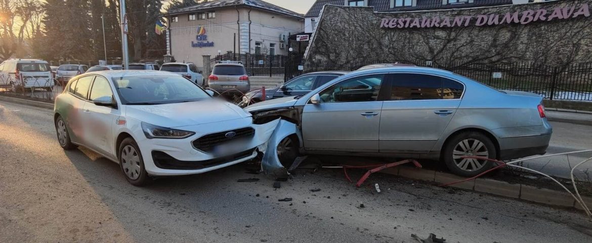 Accident rutier în Fălticeni. Coliziune în lanț pe strada Nicolae Bălcescu. Una dintre mașini s-a oprit pe scuar