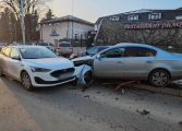 Accident rutier în Fălticeni. Coliziune în lanț pe strada Nicolae Bălcescu. Una dintre mașini s-a oprit pe scuar