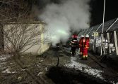 Două echipaje ale pompierilor au acționat la un incendiu în Fălticeni. Flăcări generate într-o clădire dezafectată